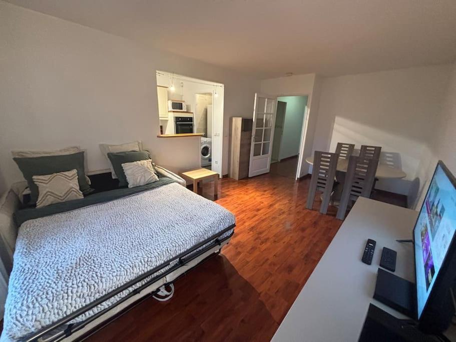 F3 Avec Balcon 5 Min Gare Sqy Et Parking Gratuit Daire Guyancourt Dış mekan fotoğraf