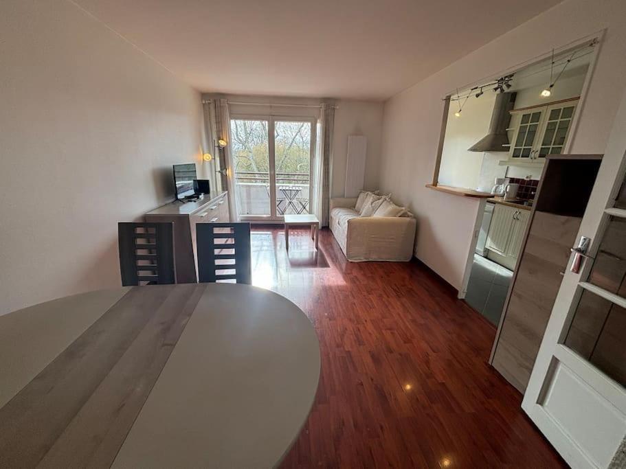 F3 Avec Balcon 5 Min Gare Sqy Et Parking Gratuit Daire Guyancourt Dış mekan fotoğraf